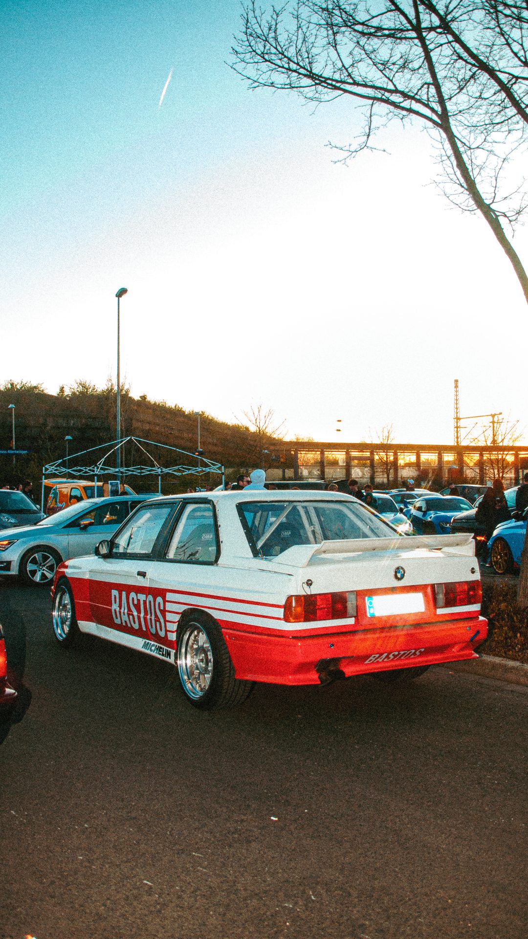 Klassischer BMW auf einem Automotive Treffen im Abendlicht.